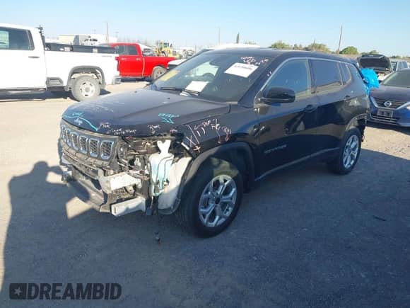2025 Jeep Compass Sport z VIN 3C4NJDAN6ST539118, wystawiony jako IAAI lot #43150606 z przebiegiem 4 818 mil mil oraz . Historia ofert i sprzedaży dostępna na DreamBid. Obrazek 2.