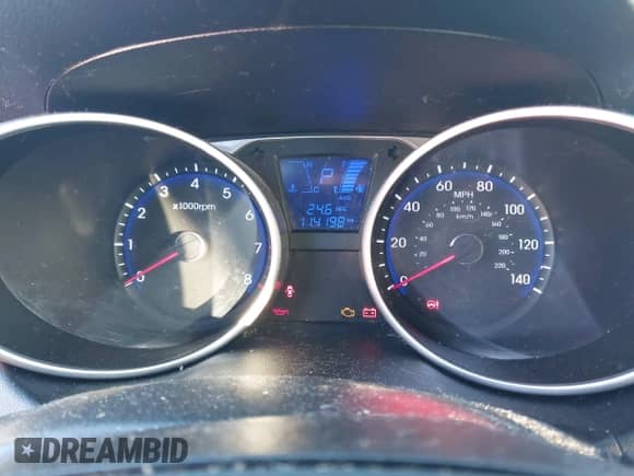 2014 Hyundai Tucson Walking Dead Edition z VIN KM8JUCAG1EU808097, wystawiony jako IAAI lot #41436214 z przebiegiem 114 198 mil mil oraz . Historia ofert i sprzedaży dostępna na DreamBid. Obrazek 7.