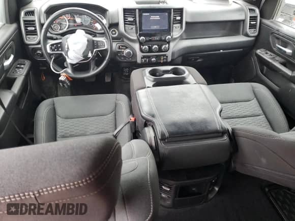 2025 Ram 1500 z VIN 1C6SRFNP3SN608731, wystawiony jako Copart lot #42636735 z przebiegiem 7 736 mil mil oraz Szkoda całkowita • Salvage title. Historia ofert i sprzedaży dostępna na DreamBid. Obrazek 8.