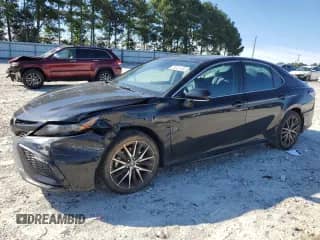 2024 Toyota Camry SE с VIN 4T1T11AK2RU843280, выставлен на аукционе Copart как лот 70321155 с пробегом 27 318 миль миль и Списание • Salvage title. История ставок и продаж доступна на DreamBid. Изображение 1.