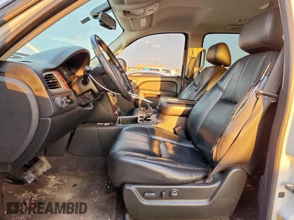 2010 Chevrolet Suburban LT z VIN 1GNUCJE0XAR281350, wystawiony jako Copart lot #68545495 z przebiegiem 240 834 mil mil oraz Czysty tytuł • Clean title. Historia ofert i sprzedaży dostępna na DreamBid. Obrazek 7.