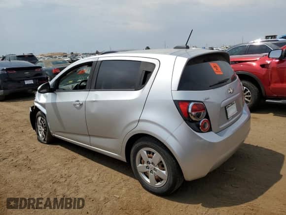 2015 Chevrolet Sonic LS z VIN 1G1JB6SH4F4198631, wystawiony jako Copart lot #63808334 z przebiegiem 147 662 mil mil oraz Szkoda całkowita • Salvage title. Historia ofert i sprzedaży dostępna na DreamBid. Obrazek 2.