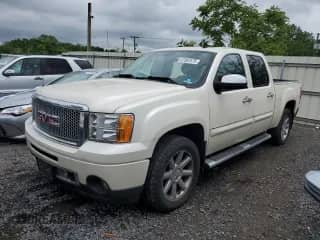 2013 GMC Sierra 1500 Denali z VIN 3GTP2XE27DG145596, wystawiony jako Copart lot #57952575 z przebiegiem 83 596 mil mil oraz Szkoda całkowita • Salvage title. Historia ofert i sprzedaży dostępna na DreamBid. Obrazek 1.