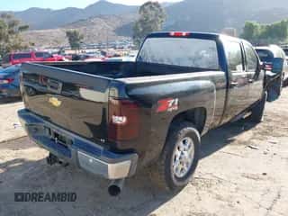 2014 Chevrolet Silverado 2500HD LT z VIN 1GC1KXE89EF185286, wystawiony jako IAAI lot #43495877 z przebiegiem 141 817 mil mil oraz . Historia ofert i sprzedaży dostępna na DreamBid. Obrazek 4.