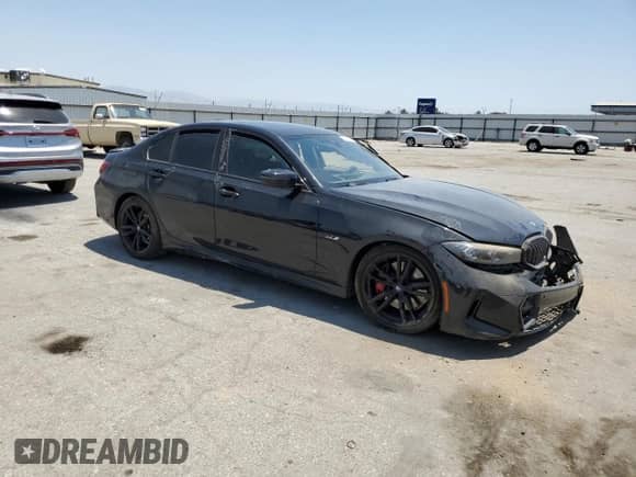 2023 BMW 3 Series 330e xDrive z VIN 3MW39FS04P8D10622, wystawiony jako Copart lot #62237745 z przebiegiem Nie podano mil oraz Szkoda całkowita • Salvage title. Historia ofert i sprzedaży dostępna na DreamBid. Obrazek 4.