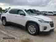 2023 Chevrolet Traverse LS z VIN 1GNERFKW6PJ218472, wystawiony jako Copart lot #70719185 z przebiegiem 40 646 mil mil oraz Szkoda całkowita • Salvage title. Historia ofert i sprzedaży dostępna na DreamBid. Obrazek 4.