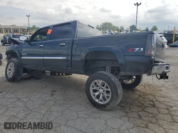 2005 GMC Sierra 1500 SLE z VIN 2GTEK13T551183872, wystawiony jako Copart lot #62696625 z przebiegiem 318 449 mil mil oraz Szkoda całkowita • Salvage title. Historia ofert i sprzedaży dostępna na DreamBid. Obrazek 2.