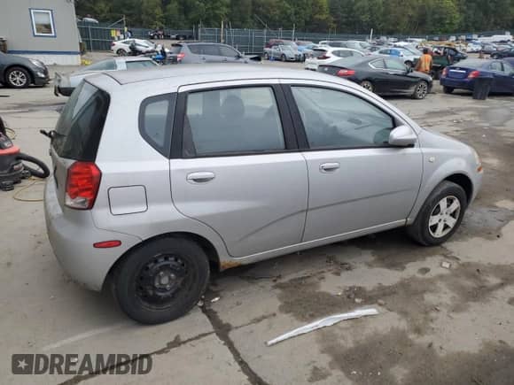 2006 Chevrolet Aveo LS z VIN KL1TD666X6B684771, wystawiony jako Copart lot #71875984 z przebiegiem Nie podano mil oraz Czysty tytuł • Clean title. Historia ofert i sprzedaży dostępna na DreamBid. Obrazek 3.