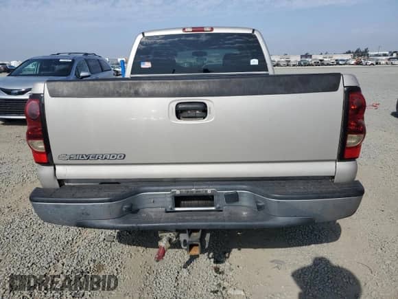 2006 Chevrolet Silverado 1500 Work Truck z VIN 1GCEC19VX6Z214600, wystawiony jako Copart lot #70415005 z przebiegiem 254 222 mil mil oraz Czysty tytuł • Clean title. Historia ofert i sprzedaży dostępna na DreamBid. Obrazek 6.