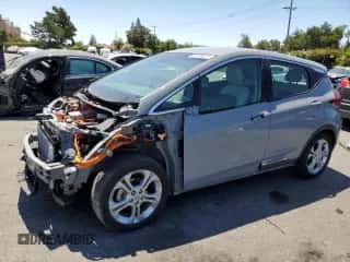 2020 Chevrolet Bolt EV LT z VIN 1G1FY6S03L4123882, wystawiony jako Copart lot #62795873 z przebiegiem 29 979 mil mil oraz . Historia ofert i sprzedaży dostępna na DreamBid. Obrazek 1.