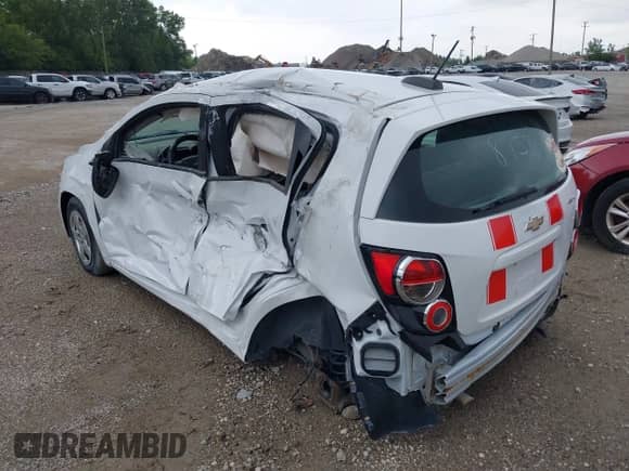 2016 Chevrolet Sonic LS z VIN 1G1JA6SH5G4109671, wystawiony jako IAAI lot #39954571 z przebiegiem 145 219 mil mil oraz . Historia ofert i sprzedaży dostępna na DreamBid. Obrazek 3.
