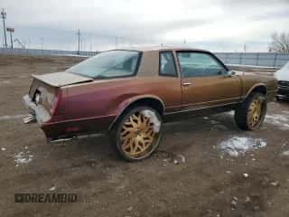 1985 Chevrolet Monte Carlo Sport с VIN 1G1GZ37Z5FR136650, выставлен на аукционе Copart как лот 48126035 с пробегом Не указан миль и Списание • Salvage title. История ставок и продаж доступна на DreamBid. Изображение 3.