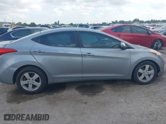2013 Hyundai Elantra GLS z VIN KMHDH4AE8DU785602, wystawiony jako IAAI lot #42981141 z przebiegiem 109 129 mil mil oraz . Historia ofert i sprzedaży dostępna na DreamBid. Obrazek 13.