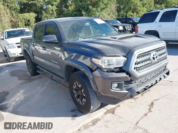 2017 Toyota Tacoma TRD Off Road z VIN 5TFAZ5CN9HX033838, wystawiony jako IAAI lot #43364641 z przebiegiem 196 091 mil mil oraz . Historia ofert i sprzedaży dostępna na DreamBid. Obrazek 1.