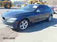 2013 BMW 3 Series 328i xDrive z VIN WBA3B3G54DNR80235, wystawiony jako IAAI lot #42105883 z przebiegiem 144 023 mil mil oraz . Historia ofert i sprzedaży dostępna na DreamBid. Obrazek 2.