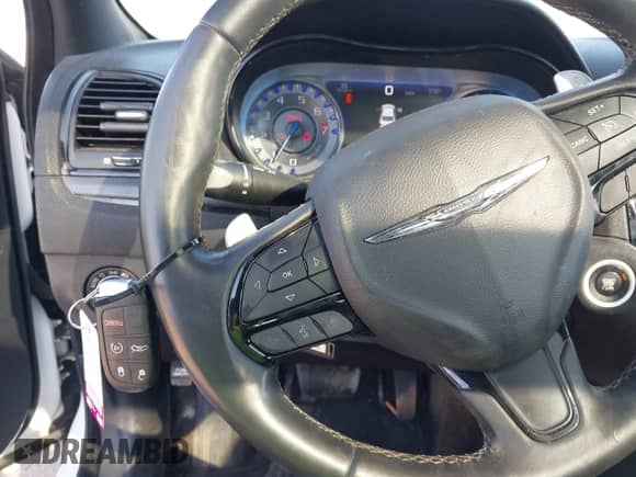 2015 Chrysler 300 S с VIN 2C3CCABG4FH872498, выставлен на аукционе IAAI как лот 43212179 с пробегом 164 512 миль миль и . История ставок и продаж доступна на DreamBid. Изображение 11.