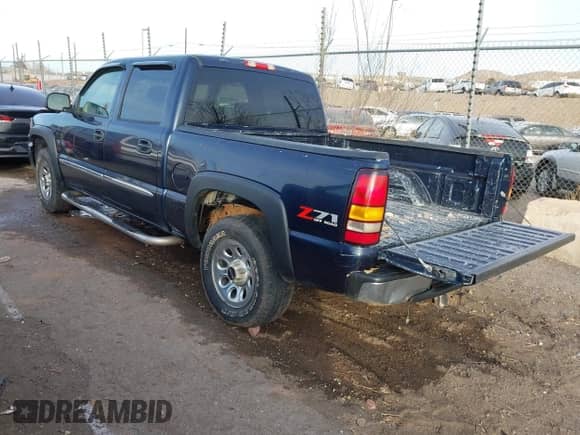 2005 GMC Sierra 1500 SLE with VIN 2GTEK13T651211968, listed as a IAAI auction lot 41049283 with 358,859 mi miles and . Bid and sale history available at DreamBid. Image 3.