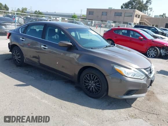 2016 Nissan Altima SV z VIN 1N4AL3AP4GC250154, wystawiony jako IAAI lot #42427546 z przebiegiem 131 884 mil mil oraz . Historia ofert i sprzedaży dostępna na DreamBid. Obrazek 1.