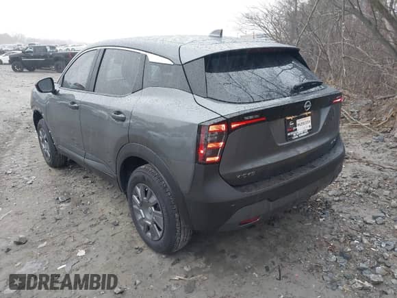 2025 Nissan Kicks S z VIN 3N8AP6BB4SL353921, wystawiony jako IAAI lot #41552427 z przebiegiem 3 006 mil mil oraz . Historia ofert i sprzedaży dostępna na DreamBid. Obrazek 3.