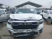 2025 Ram 1500 Big Horn z VIN 1C6RREFG1SN504598, wystawiony jako IAAI lot #42380514 z przebiegiem 7 657 mil mil oraz . Historia ofert i sprzedaży dostępna na DreamBid. Obrazek 12.