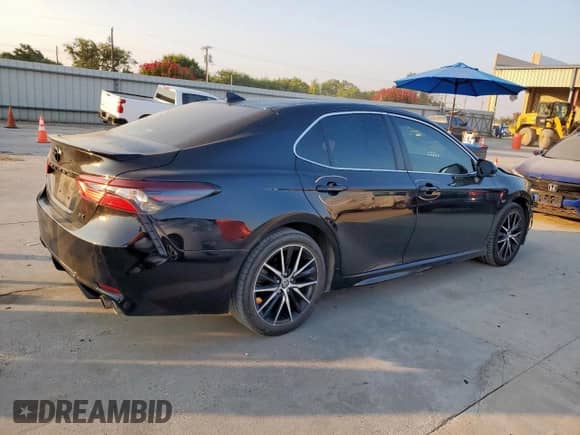 2023 Toyota Camry SE z VIN 4T1G11AKXPU798958, wystawiony jako Copart lot #81294885 z przebiegiem 67 379 mil mil oraz Szkoda całkowita • Salvage title. Historia ofert i sprzedaży dostępna na DreamBid. Obrazek 3.