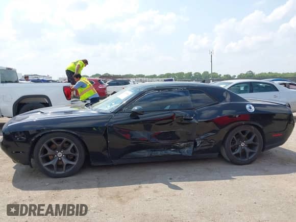 2015 Dodge Challenger R/T Plus z VIN 2C3CDZBT5FH823240, wystawiony jako IAAI lot #43098496 z przebiegiem 131 261 mil mil oraz . Historia ofert i sprzedaży dostępna na DreamBid. Obrazek 14.