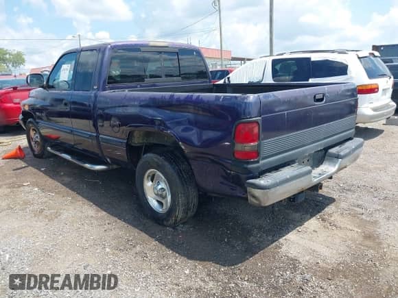 1998 Dodge 1500 z VIN 3B7HC13Y0WG210233, wystawiony jako IAAI lot #42847995 z przebiegiem 128 603 mil mil oraz . Historia ofert i sprzedaży dostępna na DreamBid. Obrazek 3.