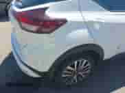 2024 Nissan Kicks SV z VIN 3N1CP5CV7RL517540, wystawiony jako IAAI lot #42643675 z przebiegiem 23 950 mil mil oraz . Historia ofert i sprzedaży dostępna na DreamBid. Obrazek 6.