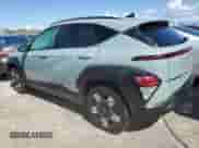 2024 Hyundai Kona SEL z VIN KM8HC3AB8RU134770, wystawiony jako Copart lot #74939454 z przebiegiem 5 049 mil mil oraz Nie do naprawy • Non repairable. Historia ofert i sprzedaży dostępna na DreamBid. Obrazek 2.