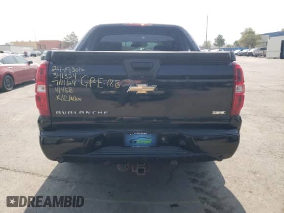 2011 Chevrolet Avalanche LTZ z VIN 3GNTKGE3XBG100874, wystawiony jako Copart lot #77897384 z przebiegiem 189 831 mil mil oraz Szkoda całkowita • Salvage title. Historia ofert i sprzedaży dostępna na DreamBid. Obrazek 6.