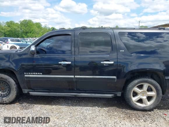 2013 Chevrolet Suburban LTZ z VIN 1GNSKKE7XDR267921, wystawiony jako IAAI lot #42192231 z przebiegiem 243 600 mil mil oraz . Historia ofert i sprzedaży dostępna na DreamBid. Obrazek 14.