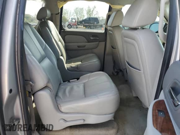 2007 Chevrolet Suburban LTZ z VIN 1GNFK16327J236608, wystawiony jako Copart lot #84248635 z przebiegiem 178 917 mil mil oraz Szkoda całkowita • Salvage title. Historia ofert i sprzedaży dostępna na DreamBid. Obrazek 11.