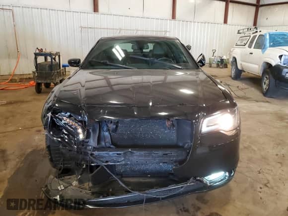 2018 Chrysler 300 S z VIN 2C3CCAGG7JH118223, wystawiony jako Copart lot #81980485 z przebiegiem 103 700 mil mil oraz Czysty tytuł • Clean title. Historia ofert i sprzedaży dostępna na DreamBid. Obrazek 5.