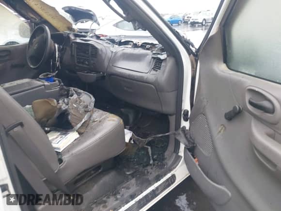 2004 Ford F-150 XL z VIN 2FTRX17W54CA94961, wystawiony jako IAAI lot #43330612 z przebiegiem Nie podano mil oraz . Historia ofert i sprzedaży dostępna na DreamBid. Obrazek 5.