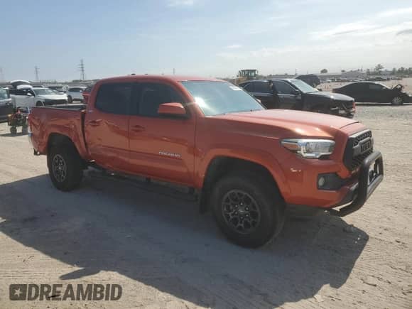 2017 Toyota Tacoma SR5 z VIN 5TFAZ5CN5HX025638, wystawiony jako Copart lot #89843615 z przebiegiem 82 079 mil mil oraz Szkoda całkowita • Salvage title. Historia ofert i sprzedaży dostępna na DreamBid. Obrazek 4.