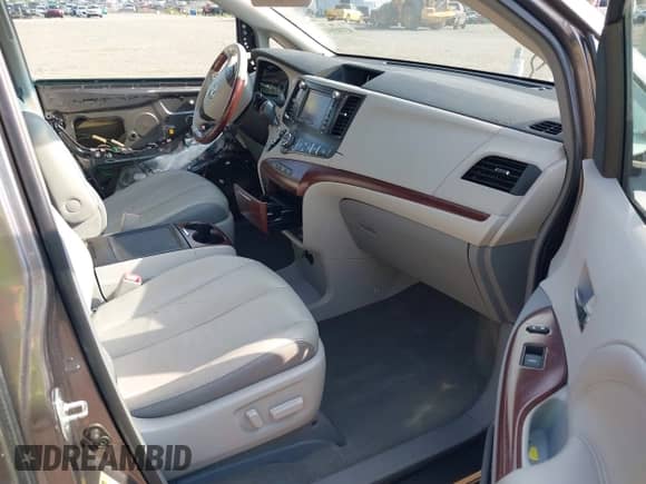 2014 Toyota Sienna XLE с VIN 5TDYK3DC1ES418512, выставлен на аукционе IAAI как лот 43103942 с пробегом 82 689 миль миль и . История ставок и продаж доступна на DreamBid. Изображение 5.