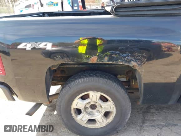 2011 Chevrolet Silverado 1500 LS z VIN 3GCPKREA4BG353984, wystawiony jako IAAI lot #42094148 z przebiegiem 218 766 mil mil oraz . Historia ofert i sprzedaży dostępna na DreamBid. Obrazek 17.