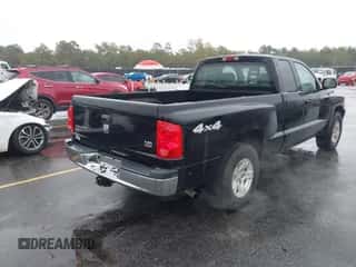 2005 Dodge Dakota SLT z VIN 1D7HW42N75S252735, wystawiony jako IAAI lot #43542987 z przebiegiem 131 792 mil mil oraz . Historia ofert i sprzedaży dostępna na DreamBid. Obrazek 4.