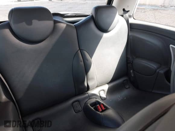 2005 MINI Hardtop с VIN WMWRC335X5TK61260, выставлен на аукционе IAAI как лот 43364075 с пробегом 64 999 миль миль и . История ставок и продаж доступна на DreamBid. Изображение 8.