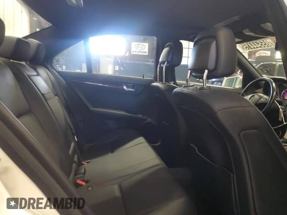 2011 Mercedes-Benz C 300 Sport z VIN WDDGF8BB0BR158918, wystawiony jako Copart lot #85544415 z przebiegiem 129 430 mil mil oraz Czysty tytuł • Clean title. Historia ofert i sprzedaży dostępna na DreamBid. Obrazek 10.