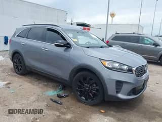 2020 Kia Sorento LX z VIN 5XYPG4A56LG647853, wystawiony jako IAAI lot #42539230 z przebiegiem 54 859 mil mil oraz . Historia ofert i sprzedaży dostępna na DreamBid. Obrazek 1.