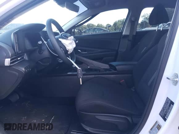 2024 Hyundai Elantra SE z VIN KMHLL4DG3RU831691, wystawiony jako Copart lot #65239175 z przebiegiem 9 842 mil mil oraz Szkoda całkowita • Salvage title. Historia ofert i sprzedaży dostępna na DreamBid. Obrazek 7.