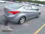 2013 Hyundai Elantra GLS z VIN KMHDH4AE9DU523071, wystawiony jako IAAI lot #43586642 z przebiegiem 176 733 mil mil oraz . Historia ofert i sprzedaży dostępna na DreamBid. Obrazek 4.