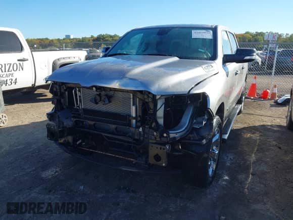 2019 Ram 1500 Big Horn z VIN 1C6RRFFG3KN704081, wystawiony jako IAAI lot #43415036 z przebiegiem 112 103 mil mil oraz . Historia ofert i sprzedaży dostępna na DreamBid. Obrazek 6.