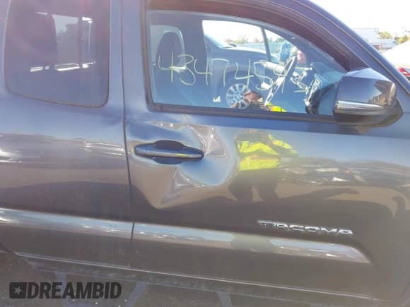 2018 Toyota Tacoma SR5 with VIN 5TFSZ5AN8JX150047, listed as a IAAI auction lot 43474593 with 38,427 mi miles and . Bid and sale history available at DreamBid. Image 18.