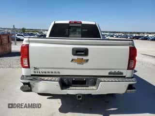 2017 Chevrolet Silverado 1500 High Country z VIN 3GCUKTEJXHG216945, wystawiony jako Copart lot #85794395 z przebiegiem 129 032 mil mil oraz Szkoda całkowita • Salvage title. Historia ofert i sprzedaży dostępna na DreamBid. Obrazek 6.