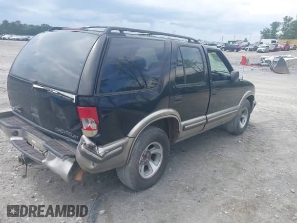 1999 Chevrolet Blazer LT z VIN 1GNCS13W1X2169673, wystawiony jako IAAI lot #42778174 z przebiegiem 127 038 mil mil oraz . Historia ofert i sprzedaży dostępna na DreamBid. Obrazek 4.
