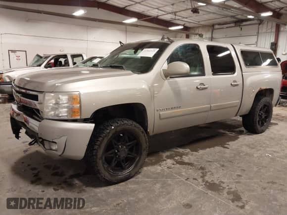 2007 Chevrolet Silverado 1500 1LT z VIN 3GCEK13307G545178, wystawiony jako IAAI lot #41364329 z przebiegiem 241 256 mil mil oraz . Historia ofert i sprzedaży dostępna na DreamBid. Obrazek 18.