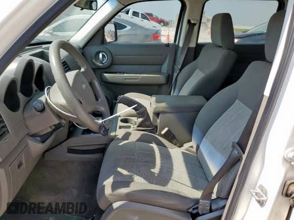2007 Dodge Nitro SXT z VIN 1D8GT28K67W597011, wystawiony jako Copart lot #69780615 z przebiegiem 144 494 mil mil oraz Szkoda całkowita • Salvage title. Historia ofert i sprzedaży dostępna na DreamBid. Obrazek 7.