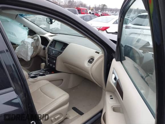 2014 Nissan Pathfinder SV z VIN 5N1AR2MMXEC666738, wystawiony jako IAAI lot #41553095 z przebiegiem 105 997 mil mil oraz . Historia ofert i sprzedaży dostępna na DreamBid. Obrazek 5.